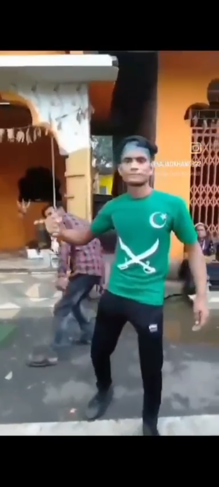मुस्लिम युवक को कट्टरपंथी दिखाना पडी भारी..जानिए क्या हुआ फिर