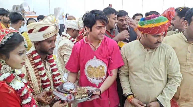 अंगदान से भी बड़ा है कन्यादान – पं.धीरेंद्र कृष्ण शास्त्री होली के गीत गाकर मंच पर थिरके महाराज
