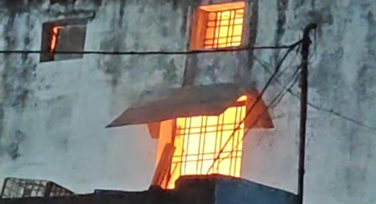 स्टेट हाइवे स्थित एक मकान लगी भीषण आग