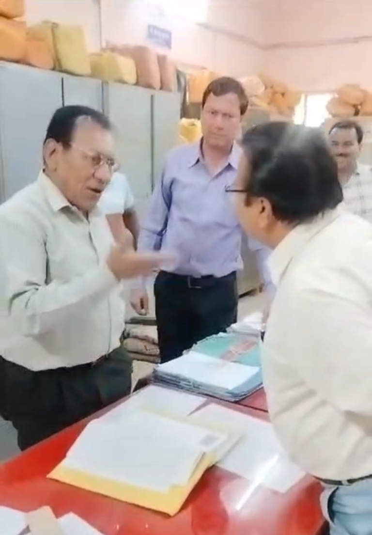 नीमच नगरपालिका में अध्यक्ष के निजी सहायक ने काटा बवाल, सीएमओ से कहा तू कौन?