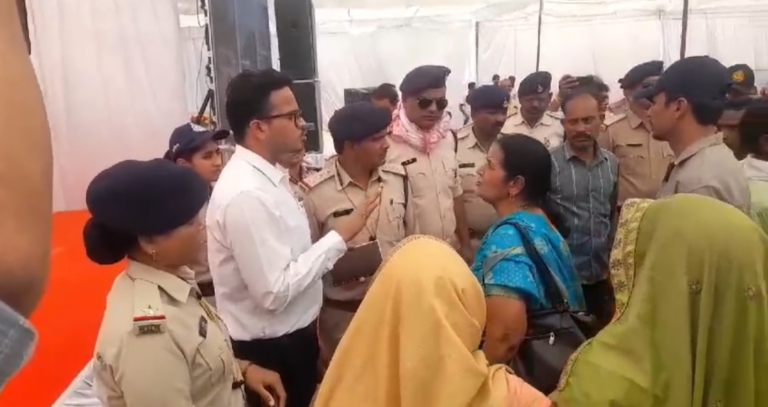लोक जनसुनवाई में ग्रामीणों ने कोल कम्पनी और जिले के अधिकारियों का किया विरोध