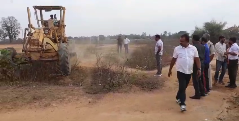 कलेक्टर ने अपने समक्ष कराया फुटबॉल मैदान का समतलीकरण