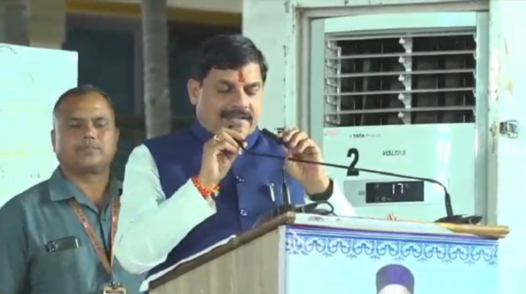 मुख्यमंत्री डॉ मोहन यादव ने सावरकर प्रतिमा का अनावरण किया।