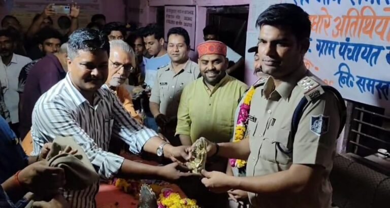 एसडीओपी खजुराहो चौकी चंदनगर में सम्मान समारोह में हुए सम्मिलित, ग्राम वासियों से किया जनसंवाद।