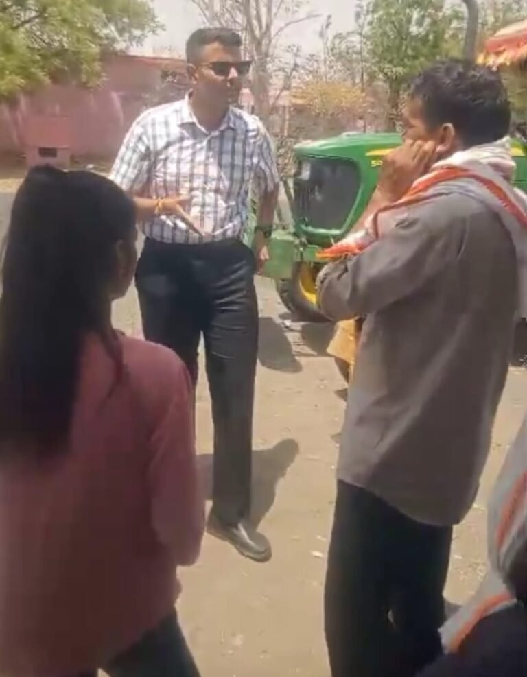 no2politics: ट्रैक्टर में सवार मेहमानों को उतारा और यात्री बस में बैठाकर SP ने जेब से किराया भी दिया