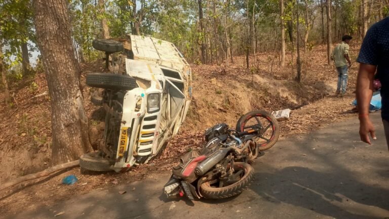 no2politics: बारातियों से भरी पिकअप पलटी, चार की मौत, 6 गंभीर एवं 14 सामान्य रूप से घायल।