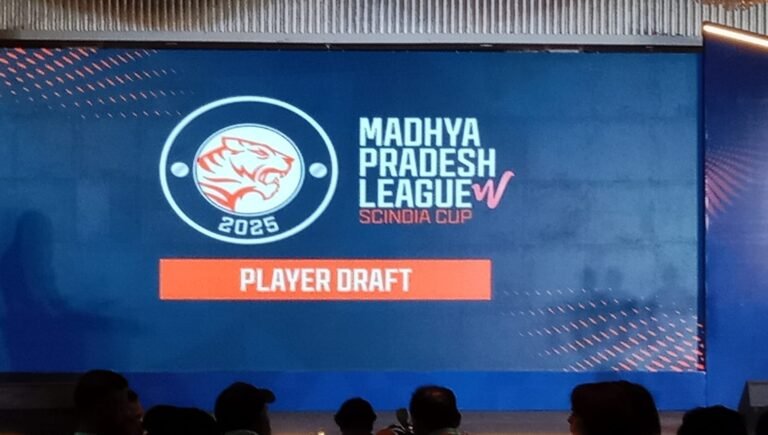 इंदौर में क्रिकेट टूर्नामेंट के प्लेयर ड्राफ्ट का आयोजन