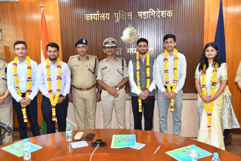 पुलिस कर्मियों के यूपीएससी में चयनित बच्चों को डीजीपी श्री कैलाश मकवाणा ने किया सम्मानित