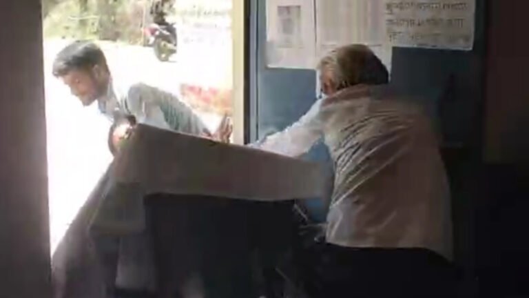 ग्राम पंचायत चंद्रावल में हाई वोल्टेज हंगामा जमकर चले लात-घूसे।