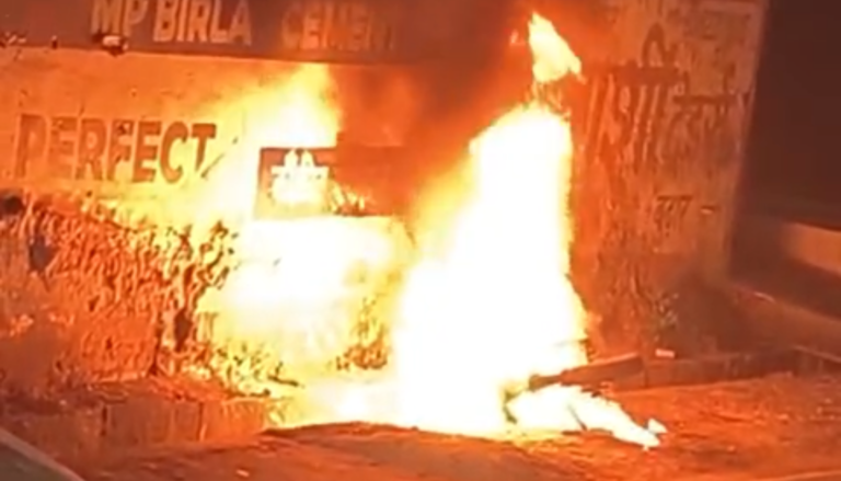 चलती बाइक में अचानक आग लगी बाइक से कूद खुद की बाइक सवार युवक ने बचाई जान