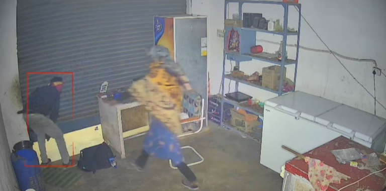 चोरी की वारदात करने वाले शातिर चोर मैक्सी मैन को  पुलिस ने किया गिरफ्तार