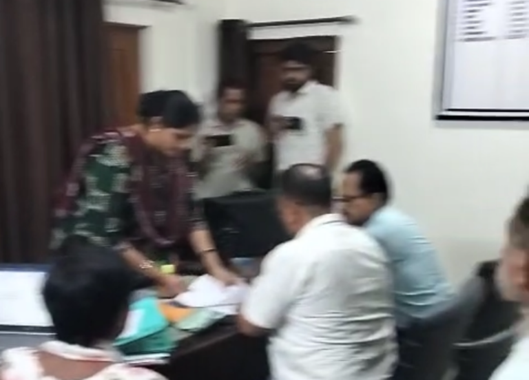 मत्स्य विभाग के बाबू को लोकायुक्त की टीम ने एक लाख रुपए के साथ पकड़ा।