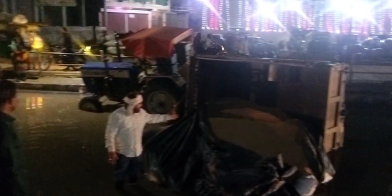 किसान की गेहूं से भरी ट्रॉली पलटी, हुआ लाखों रुपए का नुकसान..
