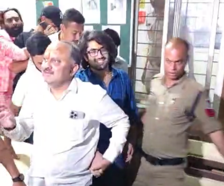 विधायक पुत्र रुद्राक्ष शुक्ला ने 4 साथियों के साथ देवास के सिटी कोतवाली थाने पहुँचकर किया सरेंडर