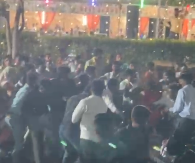 शादी समारोह में जमकर चले लात घूंसे..