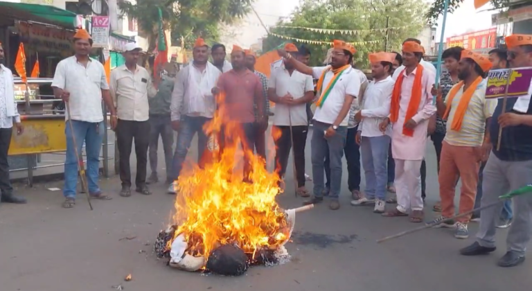 भाजपा युवा मोर्चा ने सोनिया गाँधी और राहुल गाँधी का पुतला फूंका।
