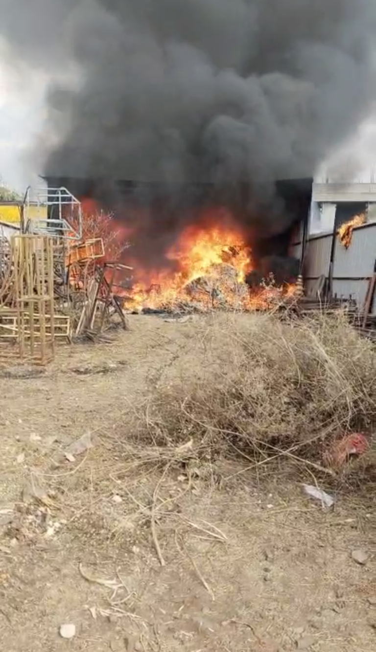 टेंट हाउस के गोडाउन में लगी आग  मौके पर पहुंची फायर ब्रिगेड ने आग पर काबू पाया