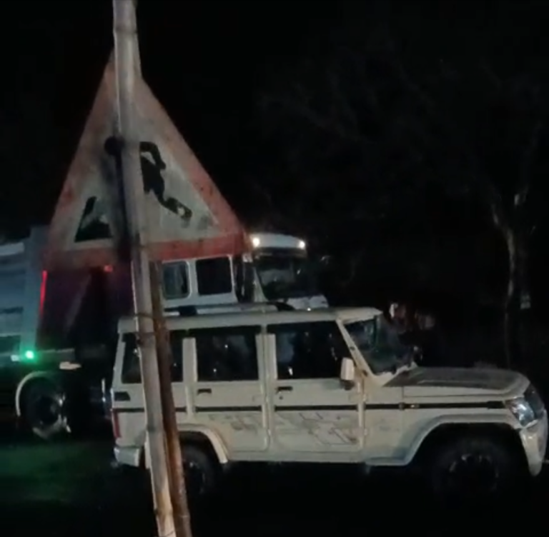 no2politics: रीवा में तिलकोत्सव कार्यक्रम से घर जा रहे लोगों के वाहन पर, बदमाशों ने किया हमला, बरसाए पत्थर, वीडियो आया सामने।