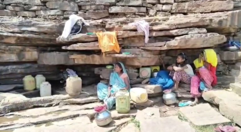 चट्टानों से टपकती जिंदगी: पानी की बूंदों पर टिका है खुसरा गांव का वजूद