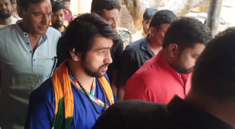 बागेश्वर धाम के पीठाधीश्वर पीतांबरा मंदिर पहुंचकर मां बगलामुखी की पूरे विधि विधान से पूजा अर्चना