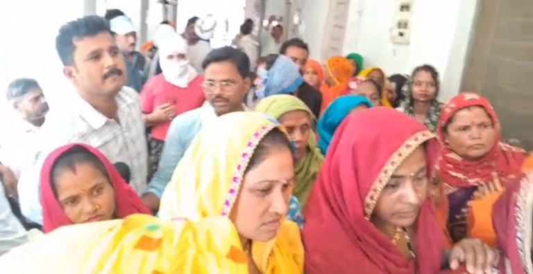 दतिया में आदिवासियों का एसपी ऑफिस घेराव जमीन विवाद को लेकर जमकर हंगामा।