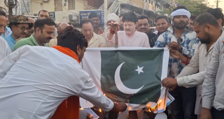 no2politics: विभिन्न सामाजिक संगठन के लोग,पाकिस्तान के झंडे जलाकर किया विरोध प्रदर्शन