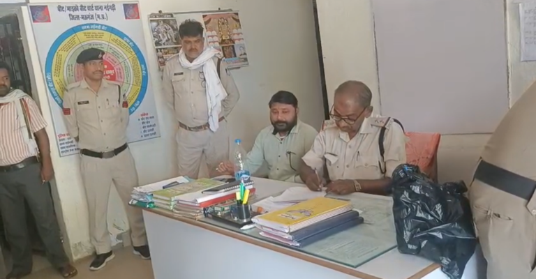 फिर सुर्खियों मे आए मऊगंज के बीजेपी विधायक प्रदीप पटेल, इस बार थाने मे की इंट्री बोले मुझे करो गिरफ्तार