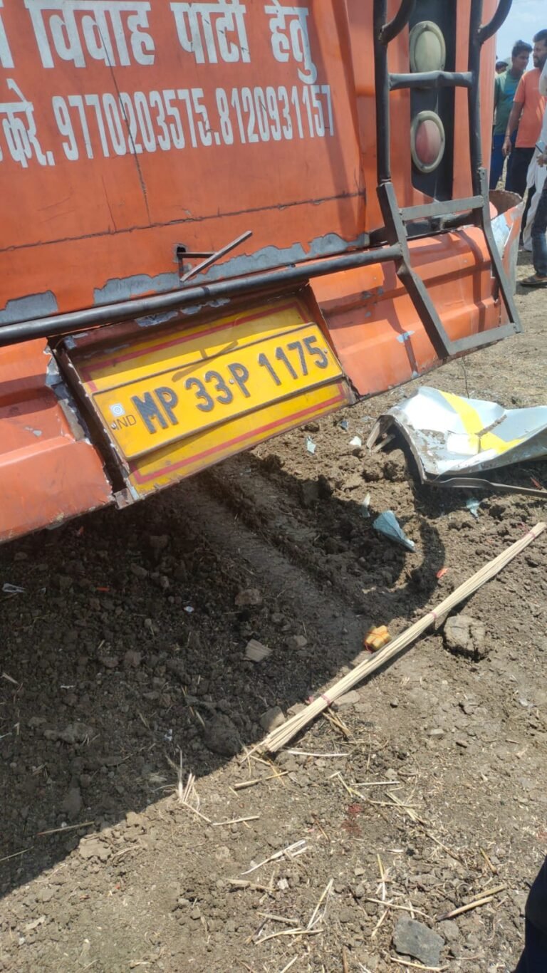 बारात से लौट रही बस पलटी, एक की मौत, दर्जनों घायल