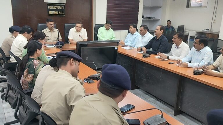 राजस्व व पुलिस अधिकारी टीम के साथ अलर्ट मोड पर रहें : कलेक्टर मुरैना