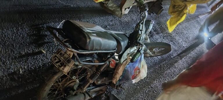 खड़े ट्रेक्टर ट्राली से बाइक टकराई बाइक सवार की मौत”