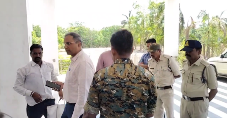 जनसुनवाई में आत्मदाह करने ज्वलनशील पदार्थ लेकर पहुंचा फरियादी
