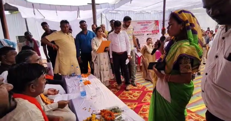 सांसद ने पियक्कड सचिव की ले ली क्लास….भरी सभा मे सरपंच की शिकायत पर सचिव को सस्पेंड करने के दिए निर्देश..