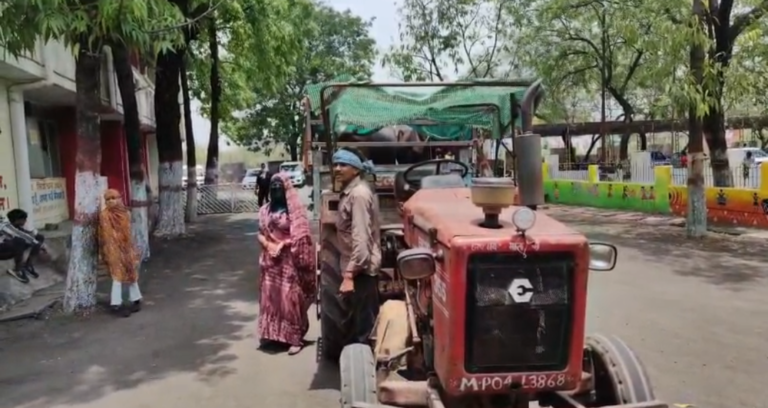 न्याय के लिए पत्नी और बेटी के साथ ट्रैक्टर ट्राली में अपनी गाय भैंसों को लेकर कलेक्ट्रेट पहुंचा पीड़ित किसान