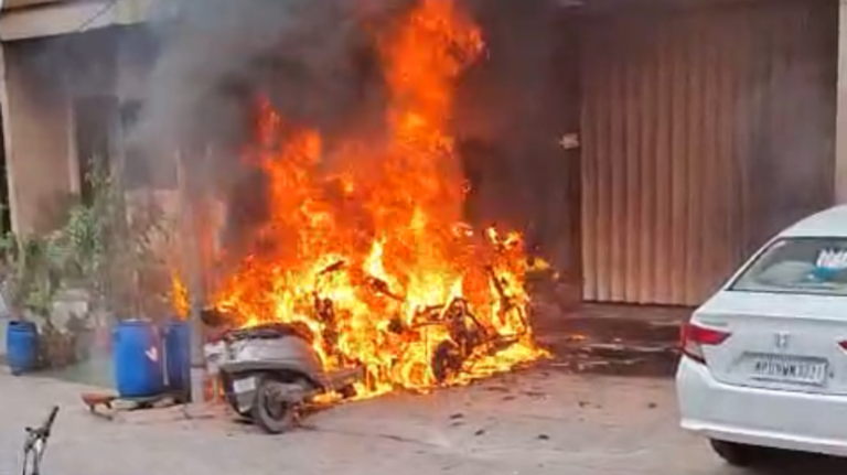 घर के बाहर खड़ी इलेक्ट्रॉनिक स्कूटर की बैट्ररी में ब्लास्ट होने के बाद आग लगी