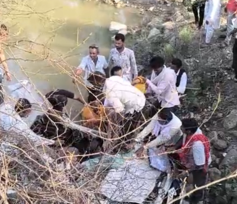 नेशनल हाईवे 52 पर सड़क हादसा अल्टो कार अनियंत्रित होकर गिरी खाई में दो लोगों की मौत तीन गंभीर घायल