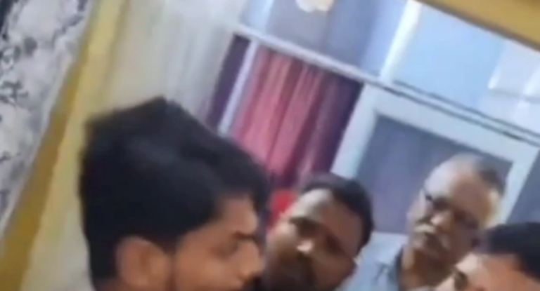 रीवा छात्रों ने कुलपति कक्ष में लगाए ‘लापता’ के पोस्टर: रीवा एपीएस विवि में छात्रों का 5 घंटे तक हंगामा