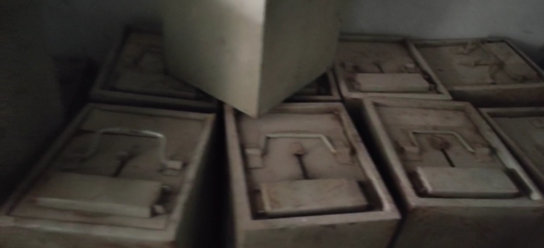 इंदौर के देपालपुर में निर्माणधीन घर से मिलीं पुरानी मतपेटियां, FIR दर्ज