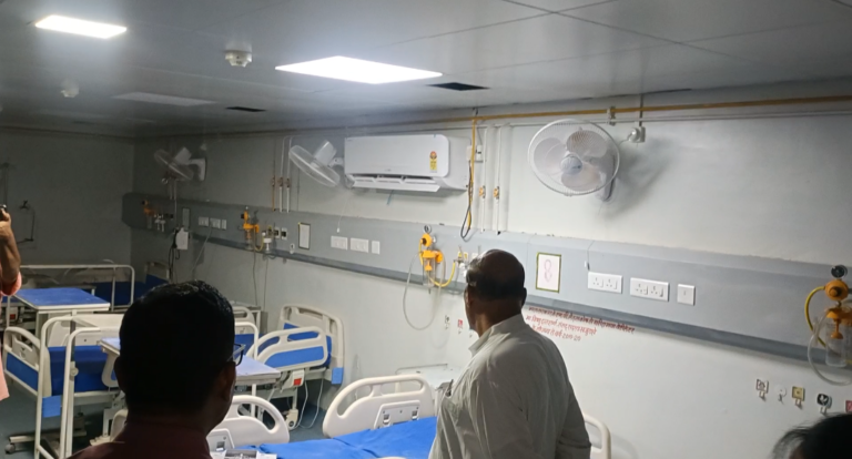 देशभर में बढ़ते कोरोना के मद्देनजर केंद्रीय मंत्री डॉ. वीरेंद्र कुमार ने किया छतरपुर जिला अस्पताल का औचक निरीक्षण