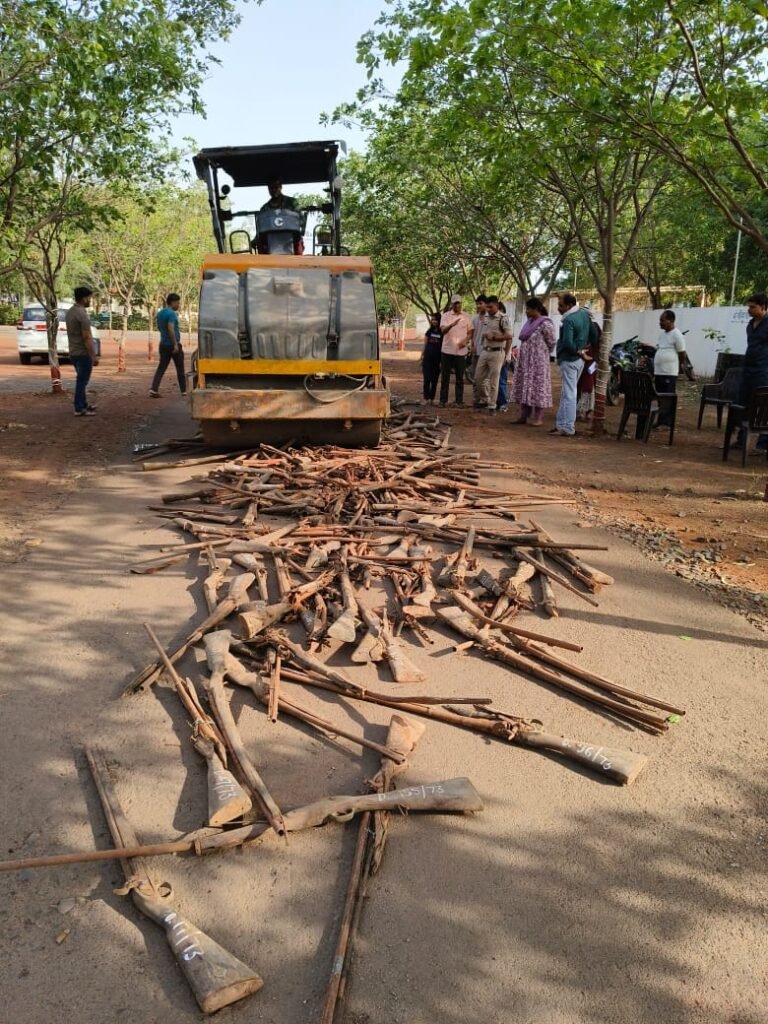 गुना पुलिस ने नष्ट किए 2700 कंडम हथियार: ऐतिहासिक कार्रवाई से हुआ ‘शस्त्रों का अंतिम संस्कार’