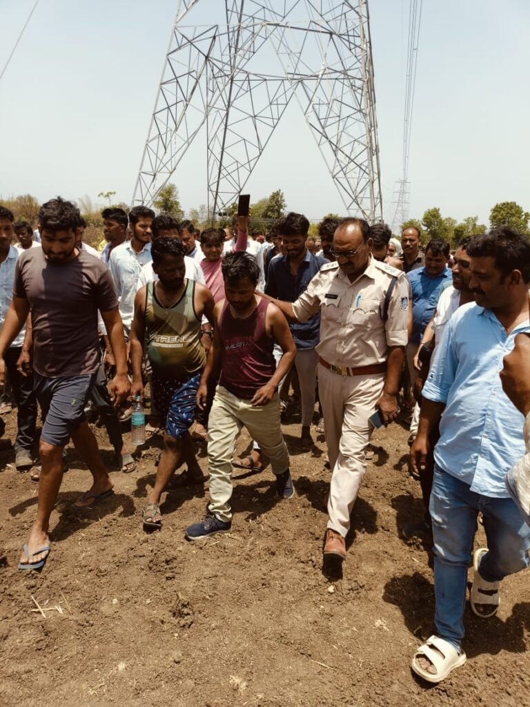 पारिवारिक विवाद में हाईटेंशन टावर पर चढ़ा युवक, 4 घंटे बाद सकुशल उतारा