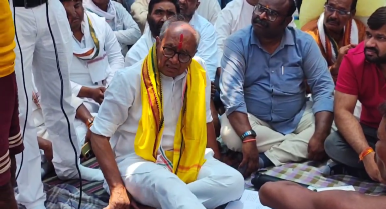 दिग्विजय सिंह ने बैगा आदिवासियों के साथ लगाई चौपाल: डिंडोरी में जमीन हड़पने के खिलाफ कांग्रेस लड़ेगी लड़ाई