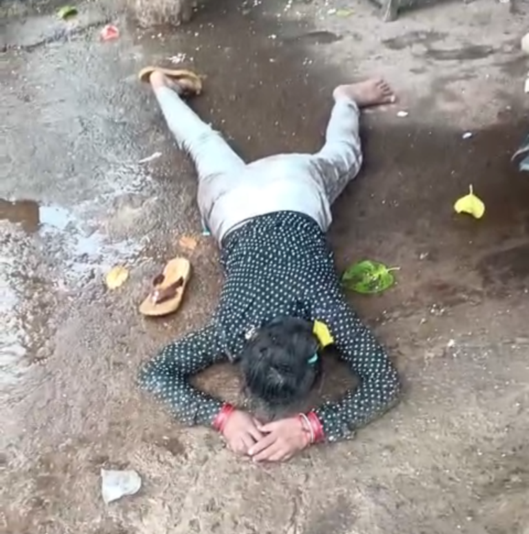 रीवा में युवती का ‘हाई वोल्टेज ड्रामा’, प्यार में धोखा मिलने पर शराब पीकर सड़क पर लेटी; पुलिस ने सुरक्षित पहुंचाया घर