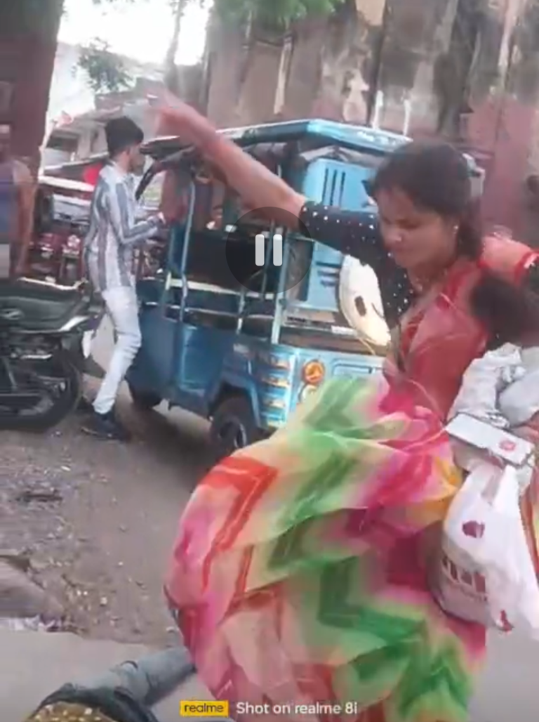 छतरपुर में मामूली विवाद पर ई-रिक्शा चालक की सरेआम पिटाई: वीडियो वायरल, जांच में जुटी पुलिस