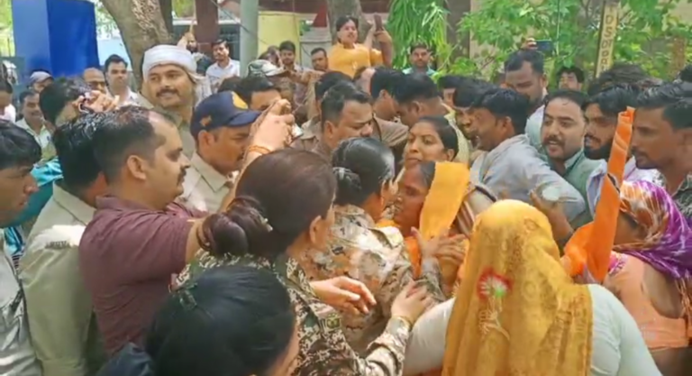 बिजली समस्या को लेकर कांग्रेस का पावर हाउस पर प्रदर्शन, पुलिस से झड़प और धक्का-मुक्की