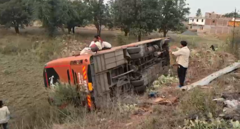 मैहर में अनियंत्रित होकर बस खाई में गिरी, 10 यात्री घायल