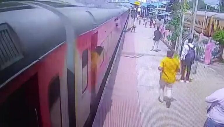 चलती ट्रेन में चढ़ने के प्रयास में नर्सिंग छात्रा की मौत, युवक घायल
