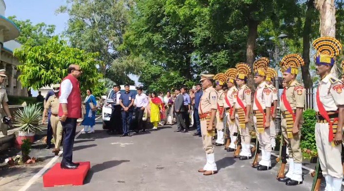 दिल्ली के उपराज्यपाल विनय सक्सेना चंदेरी हैंडलूम पार्क पहुंचे, बुनकरों से मिले