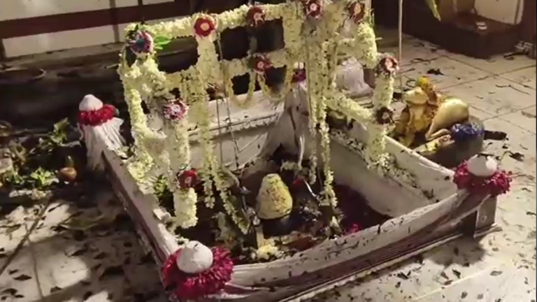वाराणसी: आत्मविश्वेश्वर महादेव मंदिर के गर्भगृह में लगी भीषण आग, पुजारी समेत 7 लोग झुलसे – A fire broke out at the Atma Vishweshwar Mahadev Temple in Varanasi ntc