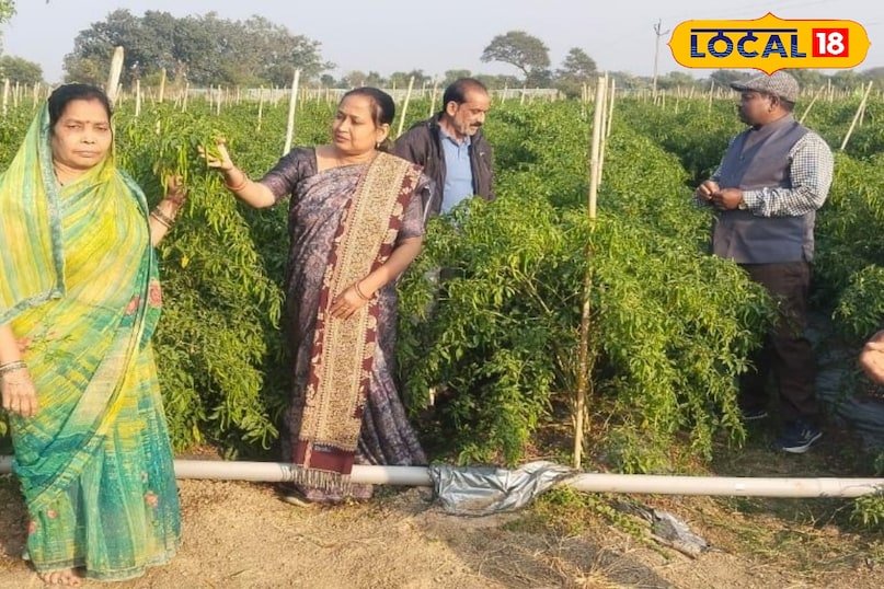 किसानों को दे रहे मार्गदर्शन