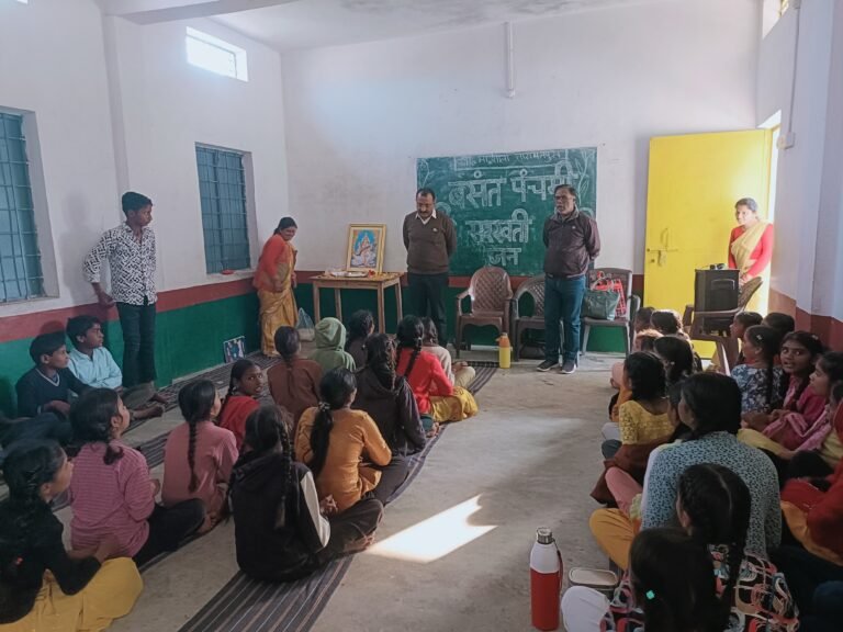 जि.पं. सीईओ का नारायणपुरा स्कूलों का औचक निरीक्षण, तंबाकू खाते मिले शिक्षक को निलंबन के निर्देश, दो शिक्षिकाओं को शोकॉज